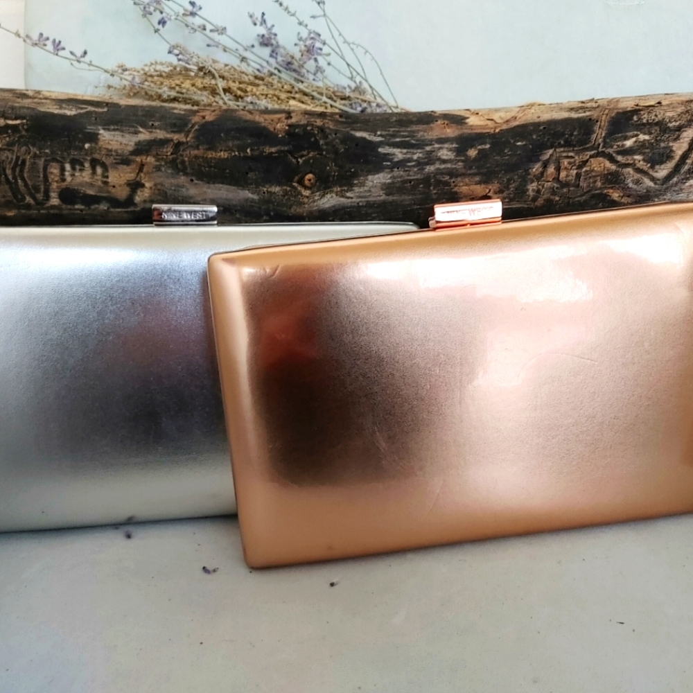 NINE WEST METALLIC CLUTCH